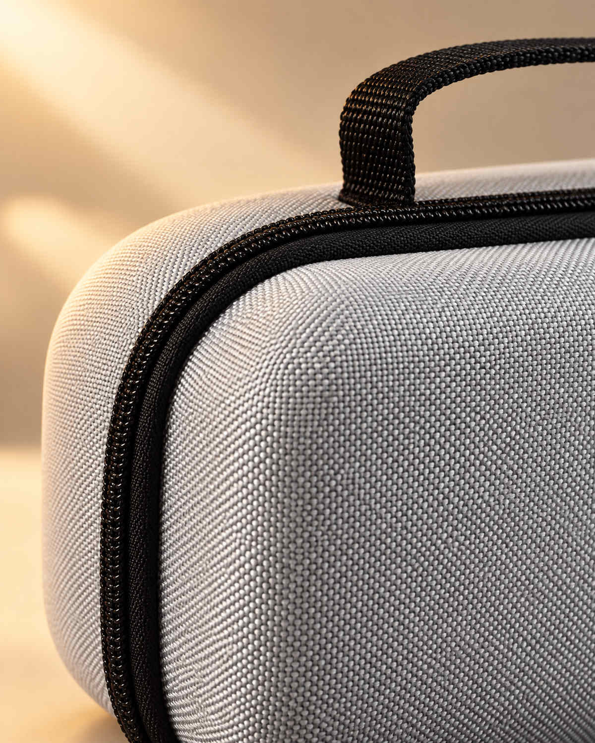Grå skyddsväska – textil- och dragkedjedetalj
